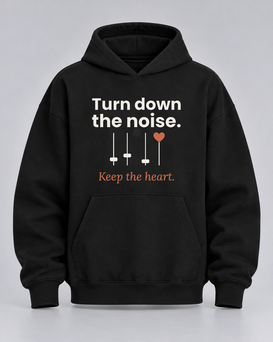 Hoodie „Turn down the noise.“ schwarz – Produktfoto (KI-generiert, Druck entspricht dem Original)