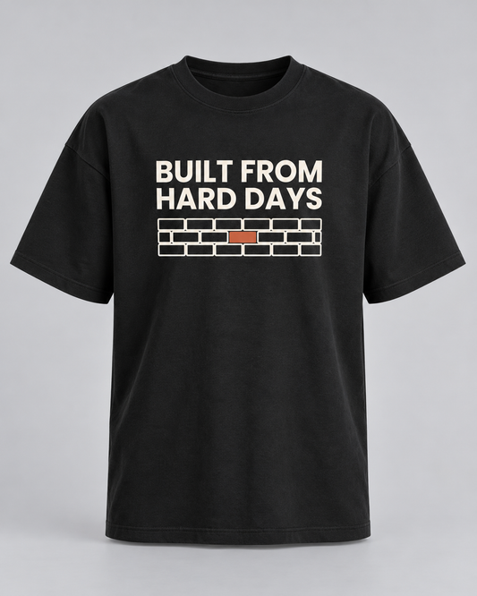 T-Shirt „Built from hard days“ schwarz – Produktfoto (KI-generiert, Druck entspricht dem Original)