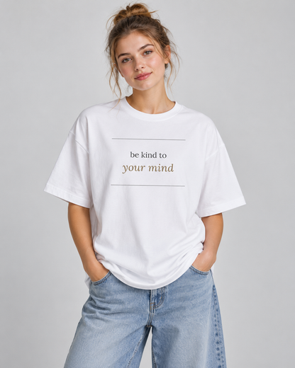 T-Shirt „be kind to your mind“ von ON2U am Modell, Damen (KI-generiert)