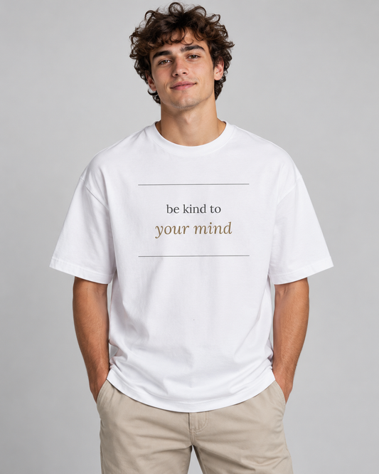 T-Shirt „be kind to your mind“ von ON2U am Modell (KI-generiert)