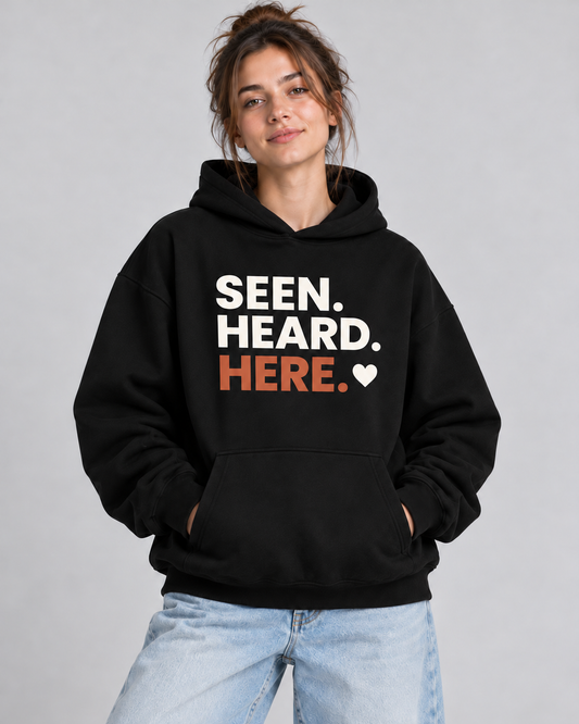 Damen Hoodie „Seen. Heard. Here.“ von ON2U am Modell (KI-generiert)