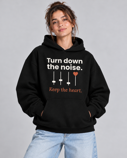 Damen Hoodie „Turn down the noise. Keep the heart.“ von ON2U am Modell (KI-generiert)