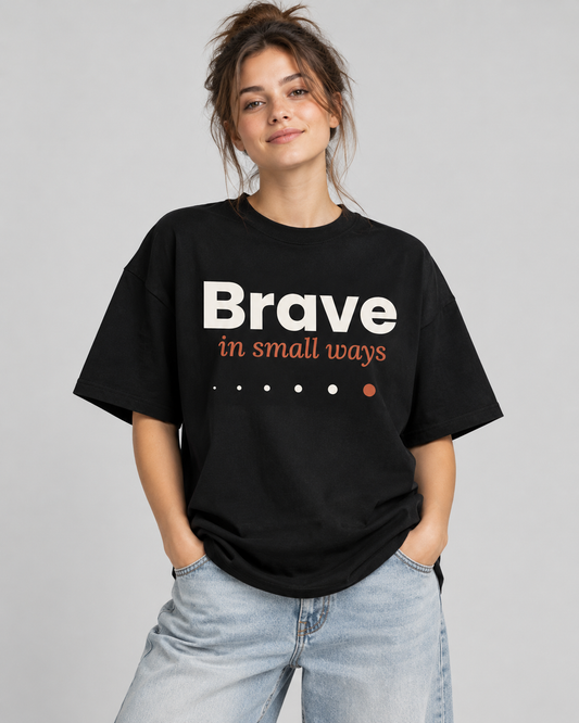Damen T-Shirt „Brave in small ways“ von ON2U am Modell (KI-generiert)