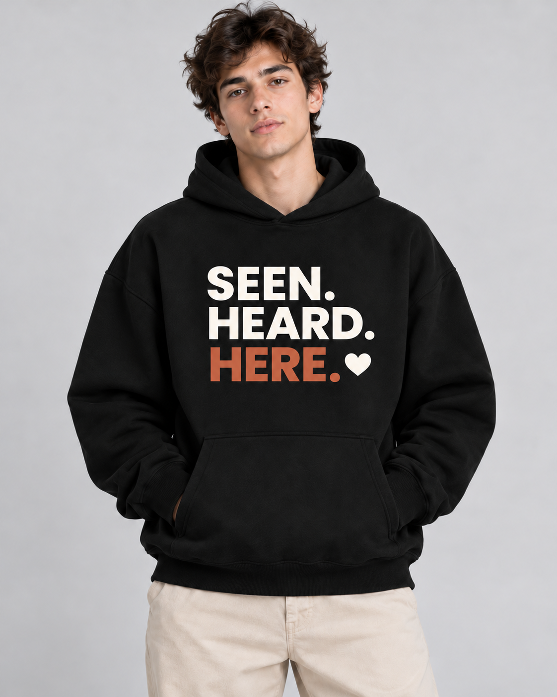 Herren Hoodie „Seen. Heard. Here.“ von ON2U am Modell (KI-generiert)