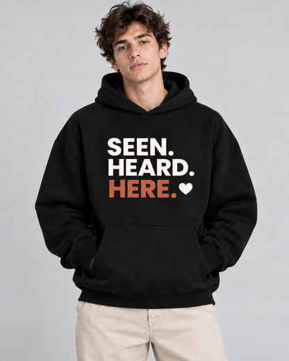 Herren Hoodie „Seen. Heard. Here.“ von ON2U am Modell (KI-generiert)