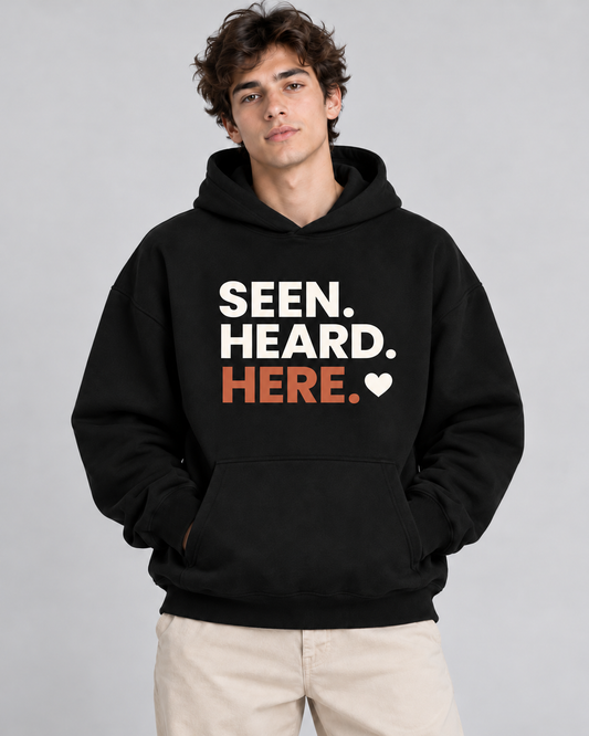 Herren Hoodie „Seen. Heard. Here.“ von ON2U am Modell (KI-generiert)