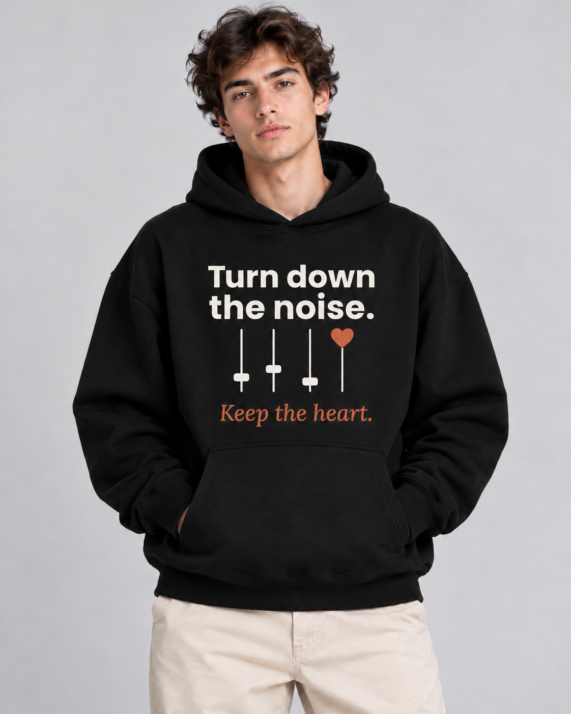 Herren Hoodie „Turn down the noise. Keep the heart.“ von ON2U am Modell (KI-generiert)