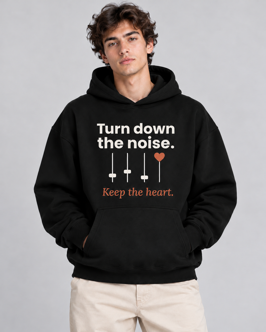 Herren Hoodie „Turn down the noise. Keep the heart.“ von ON2U am Modell (KI-generiert)