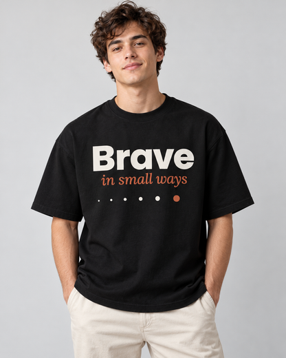 Herren T-Shirt „Brave in small ways“ von ON2U am Modell (KI-generiert)