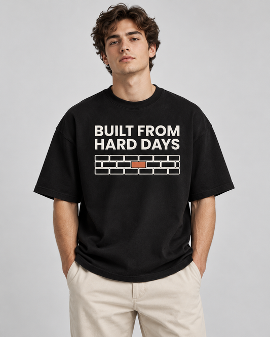 Herren T-Shirt „Built from hard days“ von ON2U am Modell (KI-generiert)