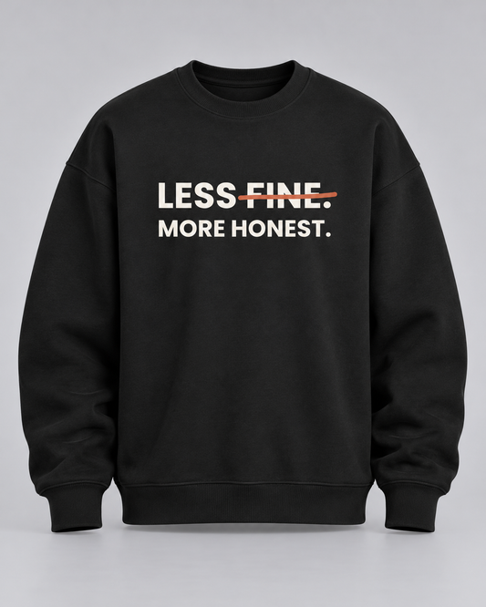 Sweatshirt „Less fine. More honest.“ schwarz – Produktfoto (KI-generiert, Druck entspricht dem Original)