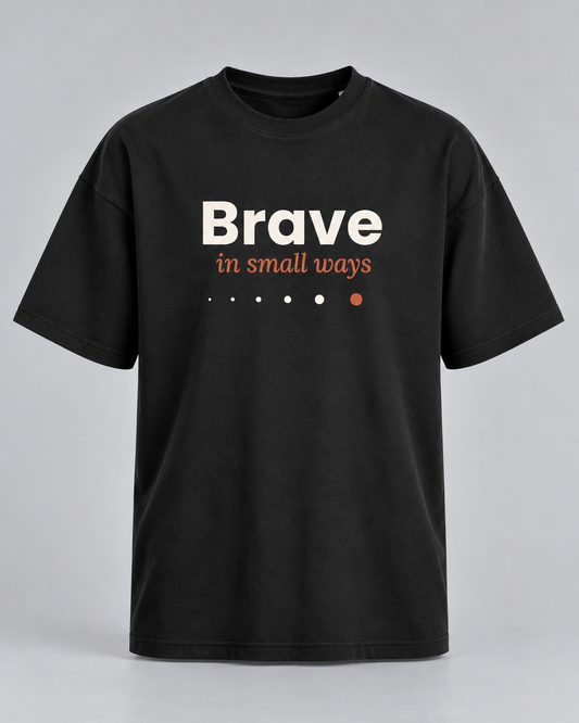 T-Shirt „Brave in small ways“ schwarz – Produktfoto (KI-generiert, Druck entspricht dem Original)