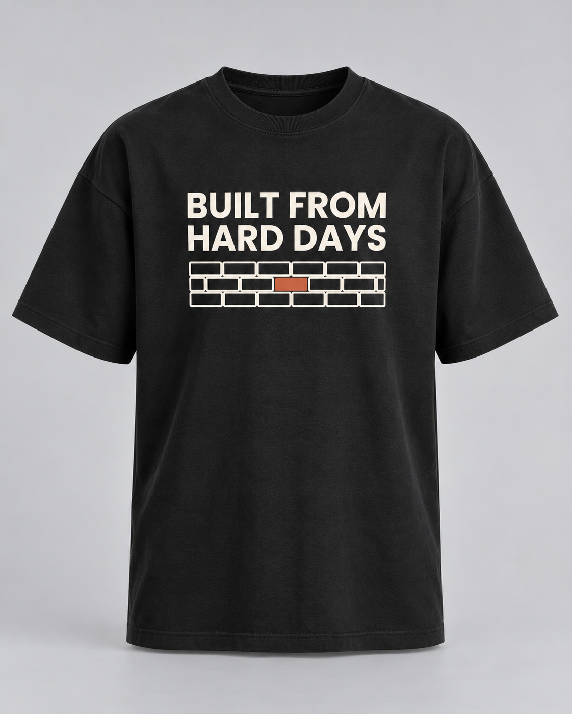 T-Shirt „Built from hard days“ schwarz – Produktfoto (KI-generiert, Druck entspricht dem Original)