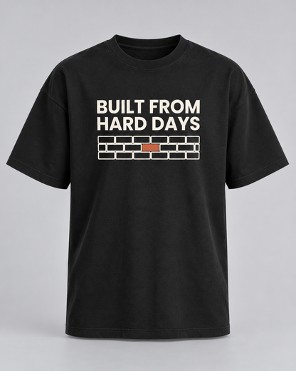 T-Shirt „Built from hard days“ schwarz – Produktfoto (KI-generiert, Druck entspricht dem Original)
